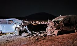 Otomobil ile ticari araç çarpıştı: 5 ölü, 2 yaralı