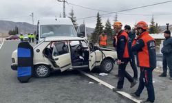 Yolcu minibüsü ile otomobil çarpıştı: 1’i ağır 4 yaralı