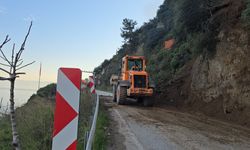 Heyelanda kapanan sahil yolu açıldı