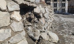 Hakkari’de mahalleli tedirgin: Duvar her an yıkılabilir