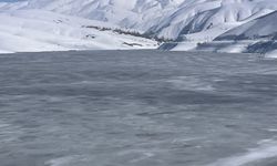 Yüksekova'daki Dilimli Baraj Gölü’nün yüzeyi buz tuttu