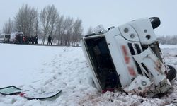 Öğrenci servisinin devrildiği kazada 10 kişi yaralandı