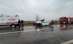 Tır ile otomobil çarpıştı: 2 ölü, 3 yaralı