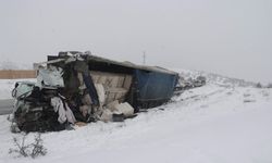 İki tırın çarpıştığı kazada 1 kişi öldü, 2 kişi yaralandı