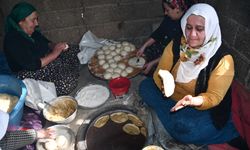 Hakkari’de ilk sahur öncesi çörekler pişirildi