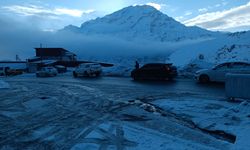Hakkari’de dondurucu soğuk: yollar buz pistine döndü