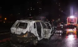 Tartıştığı kız arkadaşı ile annesinin araçlarını kundakladı