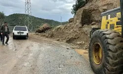 Dağdan kopan kayalar, kara yolunu kapadı