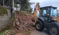 Sağanak nedeniyle mezarlığın istinat duvarı çöktü