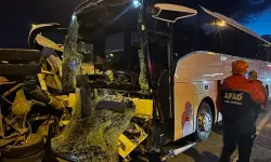 Yolcu otobüsü ile kamyonet çarpıştı: 5 yaralı