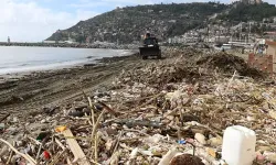 Sağanağın ardından sahil atıkla doldu