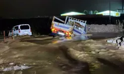 Derede mahsur kalan 2 araç kurtarıldı