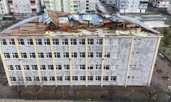 Muş'ta fırtına okulun çatısını uçurdu