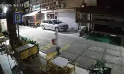 Yanındaki çocuğa dükkanın önündeki paspas ve kovayı çaldırdı