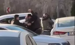 Trafikte tekmeli yumruklu yol verme kavgası