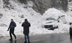 Hakkari Merkezden  çığ düştü: Kamyonet hasar gördü