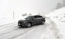 Kar ve tipi nedeniyle yolda mahsur kalan 3 araç kurtarıldı