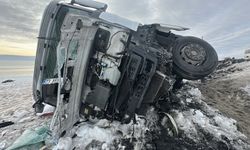 Erciş'te şarampole devrilen tırın sürücüsü yaralandı