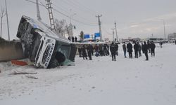 Ağrı'da yolcu otobüsünün devrilmesi sonucu 16 kişi yaralandı
