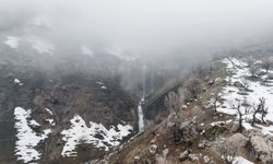 Hakkari'de akmaya başlayan şelaleler görüntülendi