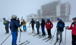 Hakkari’de dağ kayağı yapan sporcular Rize yolcusu