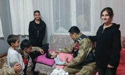 2 kilometre yürüyerek engelli çocuğa ilacını ulaştırdı