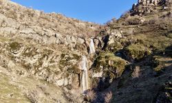 Hakkari'de şelaleler yağışların etkisiyle akmaya başladı