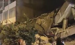 Ağır hasarlı bina, yıkım sırasında çöktü