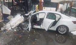 Bingöl'de otomobil lokantaya girdi: 5 yaralı