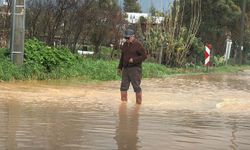 Yollar trafiğe kapandı, iş yerlerini su bastı
