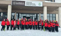 Batmanlı gençlerin Hakkari’de kayak keyfi