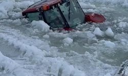 Çıldır Gölü’nde buz eridi, traktör göle battı