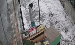 Çatıdan düşen kar kütlesinden saniyelerle kurtuldu