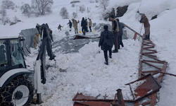 Hakkari’de karın ağırlığı ahırı çökertti