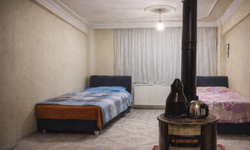 Hakkari’de doğalgazlı eve soba kurdular