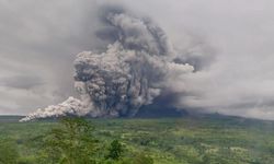 Semeru Yanardağı'nda 5 kez patlama meydana geldi