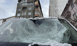 Kamyonetin üzerine çatıdan buz kütlesi düştü