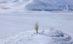 Van'da yüzeyi buz tutan Zernek Barajı dron ile görüntülendi