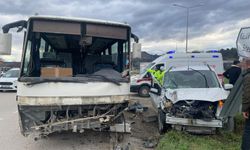 Hafif ticari araç ile midibüs çarpıştı: 6 yaralı