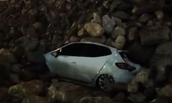 İstinat duvarı park halindeki araçların üstüne devrildi