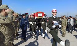 Hakkari'de şehit olan asker toprağa verildi