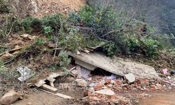 Heyelanda ev toprak altında kaldı