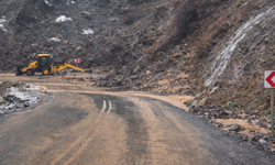 Şemdinli - Derecik yoluna heyelan indi