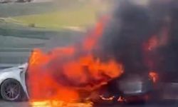 Seyir halindeki otomobil alev alev yandı