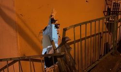 Kamyonetin çarptığı evin duvarı çöktü: 1 yaralı