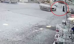 Kamyonetin kasasının açılan kapağı, yayaya çarptı