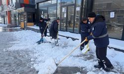Belediye ekibinden karla mücadele çalışması