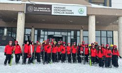 Batmanlı genç kızlar kayak için Hakkari'de