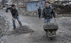 Hakkari'de köstebek yuvasına dönen yola vatandaş el attı