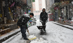Hakkari'de kar: Esnaf el arabası ile kar taşıdı